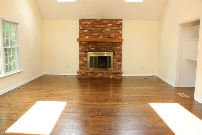 Building Photo - 4 br, 2.5 bath House - 729 Carter St