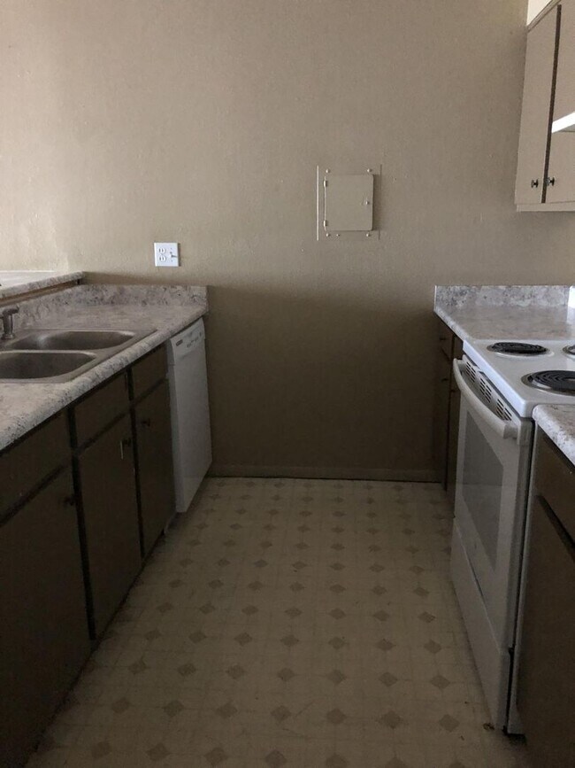 Building Photo - 2 Bedroom, 1 Bathroom Condo located at Ter...