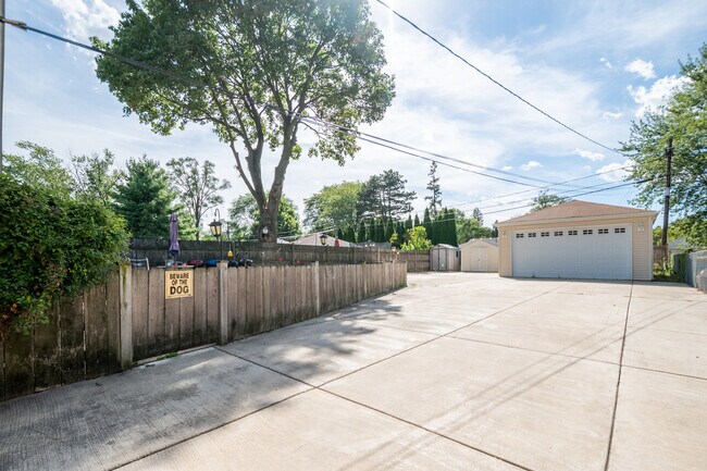 Building Photo - 204 S Chase Ave