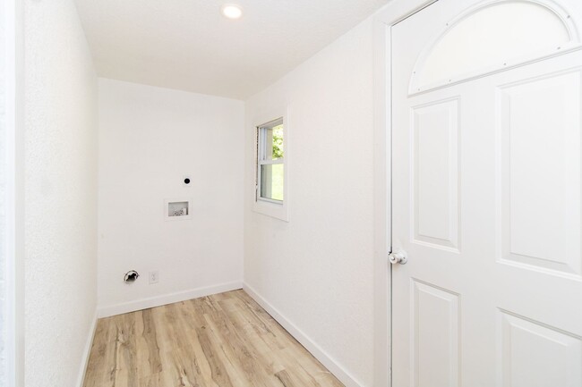 Building Photo - 203 E Vasser St