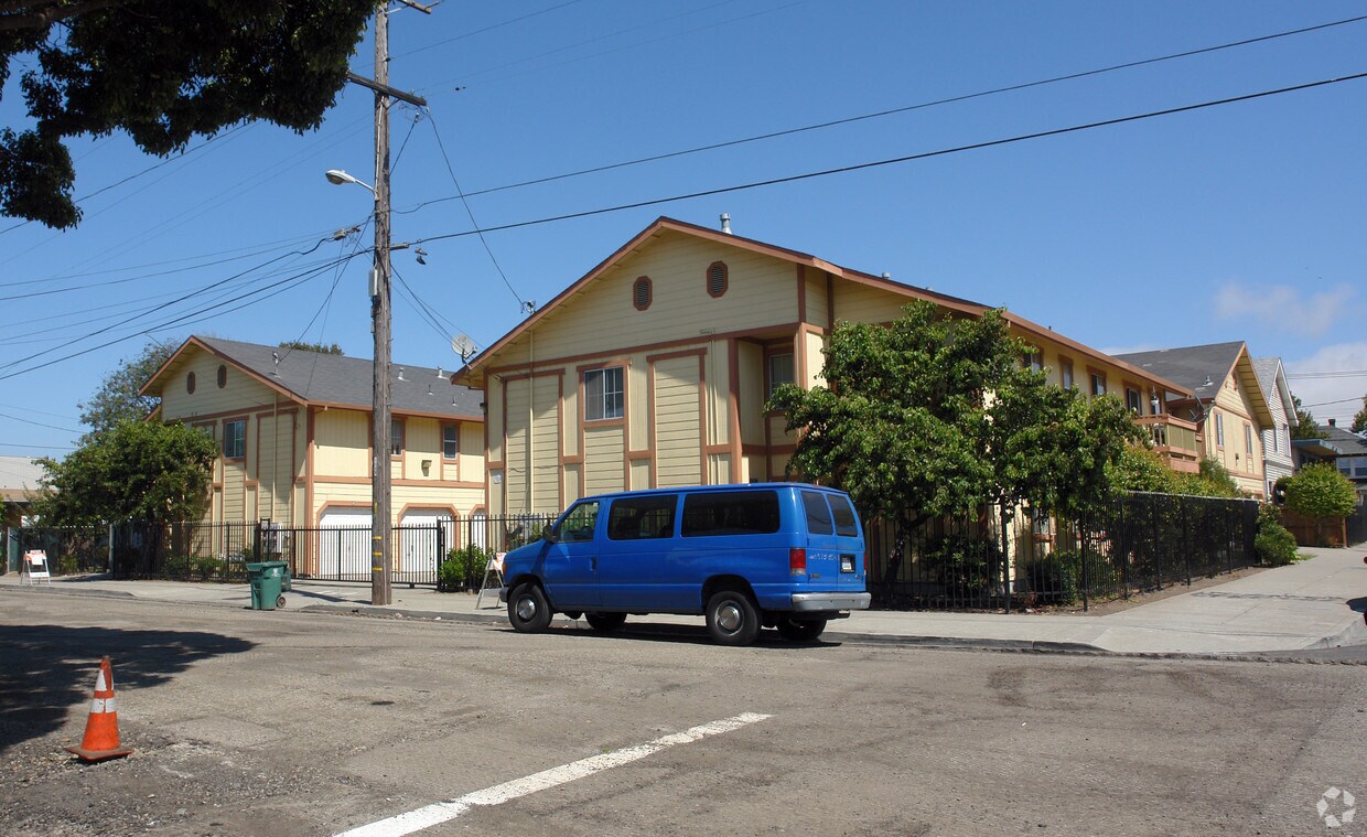 Building Photo - 400 20th St