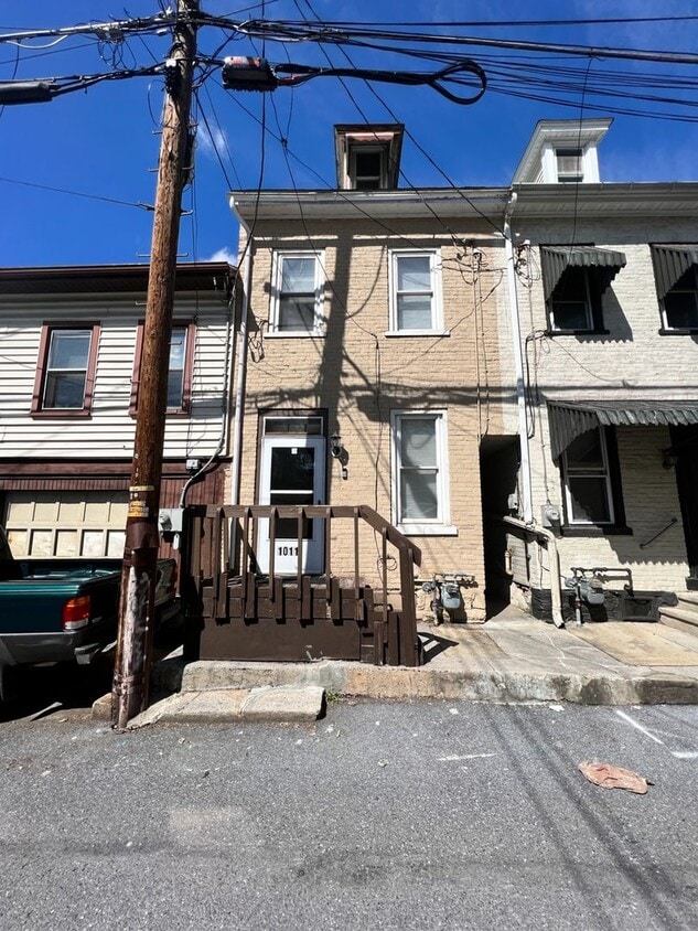 1011 Walton St, Lebanon, PA 17042 House Rental in Lebanon, PA