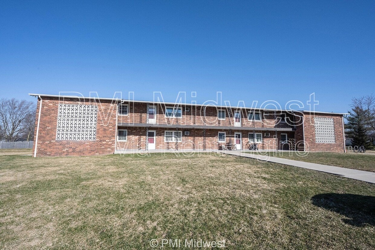Primary Photo - 140 Maple Park Dr