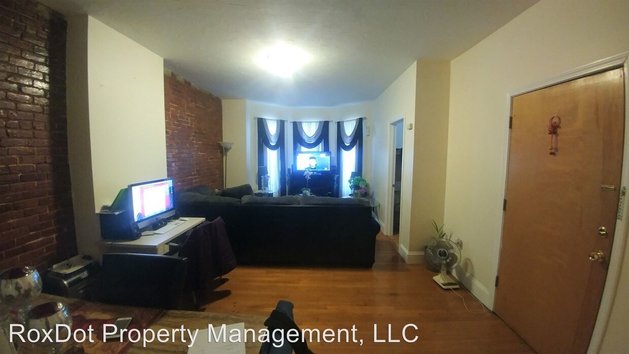 Primary Photo - 76 W Cottage St