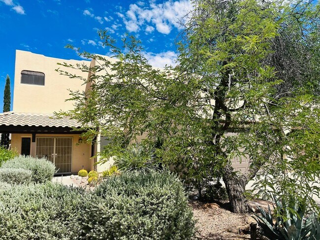Foto del edificio - Beautiful Santa Fe Home on Large Corner Lot!