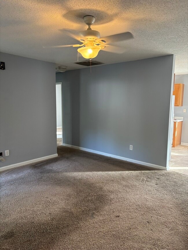 Building Photo - Quiet Neighborhood