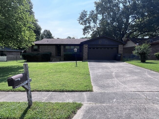 Building Photo - 215 Berkshire Cir