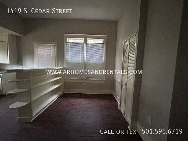 Building Photo - 1419 S. Cedar Street | $795 | 3 beds, 1 fu...