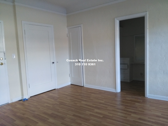 Building Photo - 607 S Dunsmuir Ave