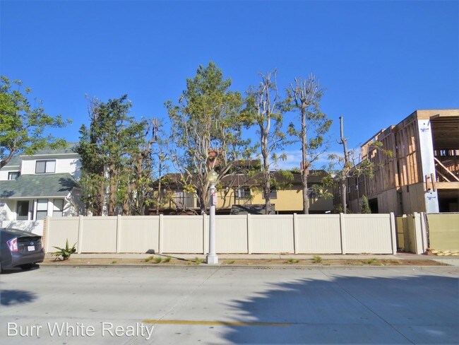 Foto del edificio - 1606 E Balboa Blvd