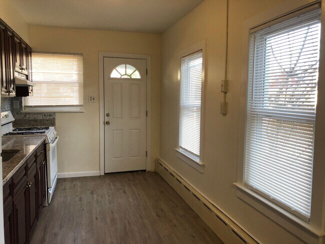 Foto del edificio - Great 3 Bedroom, 1 1/2 Bath Home! New Kitc...