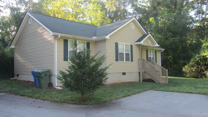 Primary Photo - Great Location to School, Restaurants and ...