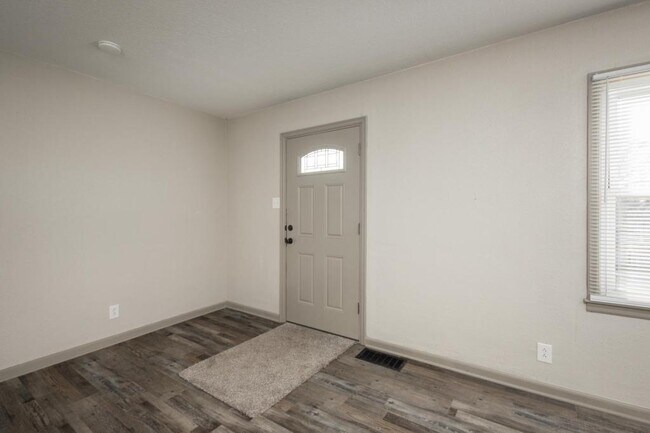Building Photo - 206 W Wimer St