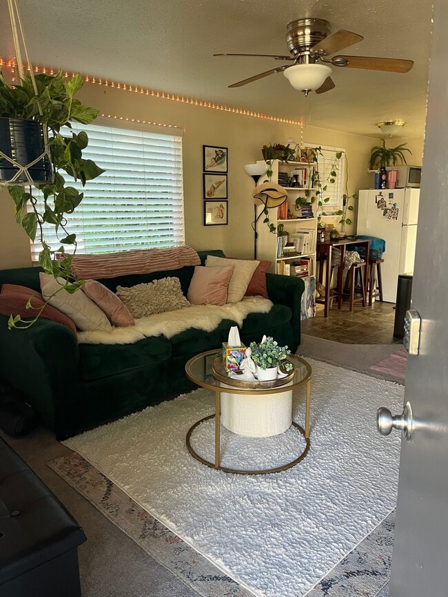 Foto del edificio - Lake Louise Dr SW