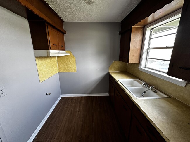 Foto del edificio - 8830 E Admiral Blvd