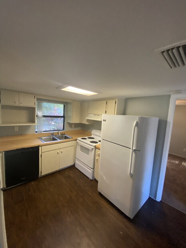 Foto del edificio - "Charming 1-Bedroom Retreat with Full Bath...