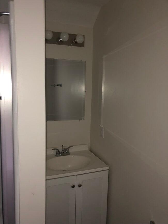 Baño - 610 S Washington St