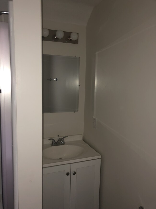 Baño - 610 S Washington St