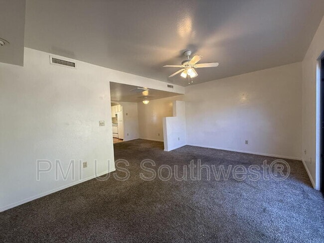 Foto del edificio - 9560 E Lakeshore Dr