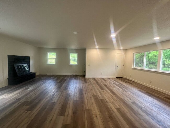 Building Photo - 222 Valley St