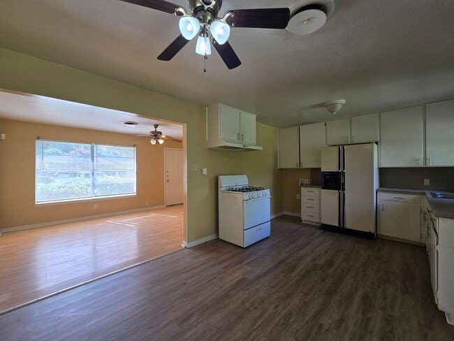 Building Photo - RENT REDUCTION & SPECIAL - AVAILABLE NOW!