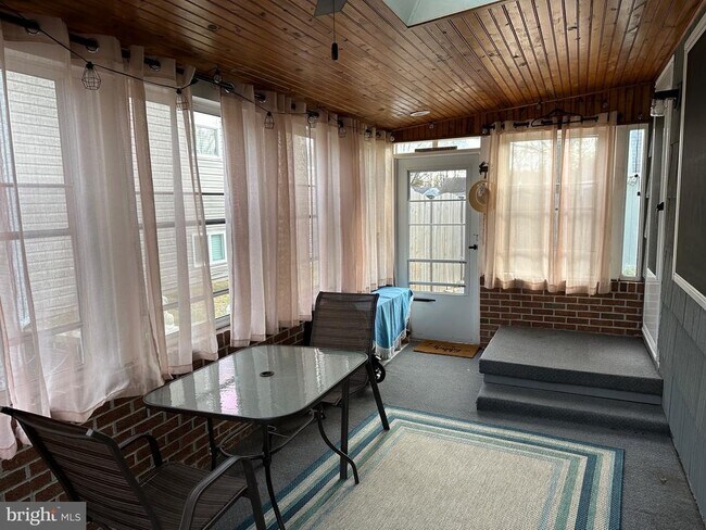 Building Photo - 301 Sheridan Dr