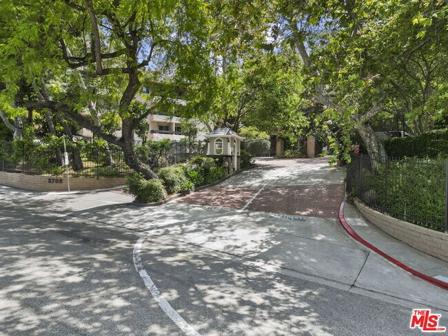 Foto del edificio - 2700 Cahuenga Blvd