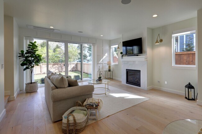 Foto del edificio - Light-Filled Contemporary Home in Prime Kirkland Location