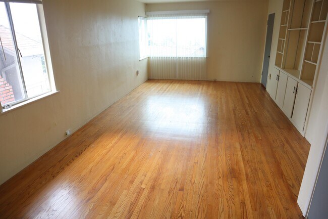 Building Photo - 6518 Outlook Ave