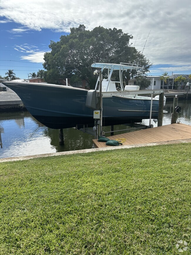 13000lb boat lift, dock with fresh water line - 10309 Waterbird Way