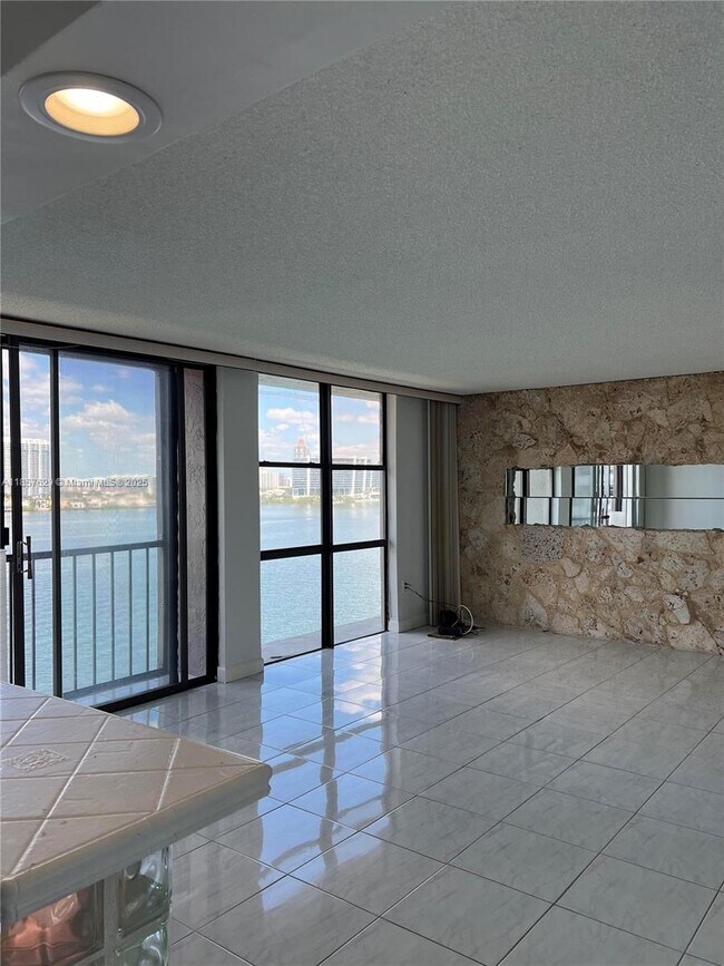 Foto del edificio - 17500 N Bay Rd