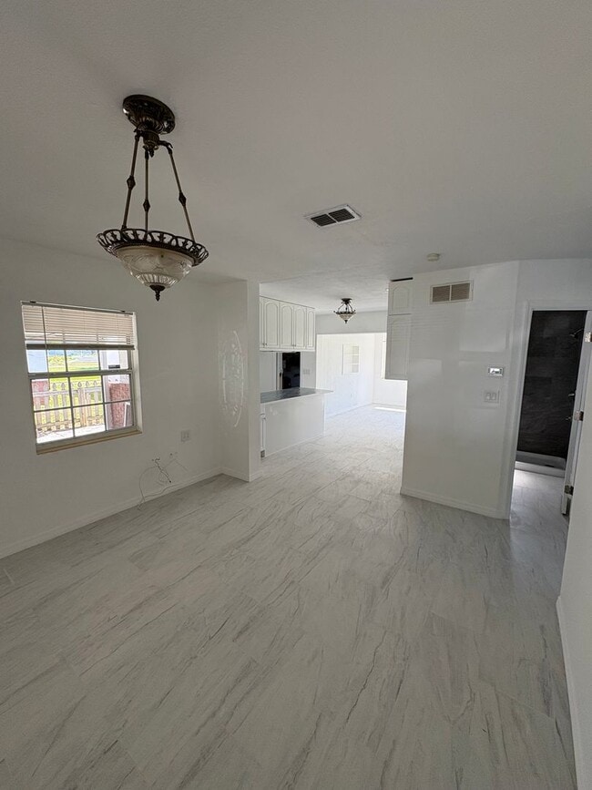 Building Photo - Tarpon Springs home close to downtown!