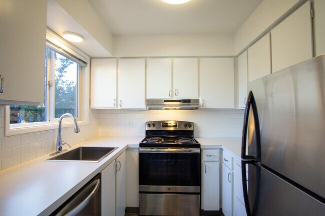 Building Photo - Off SE Belmont: Mid-Century 2Bdr w/Patio & Parking!