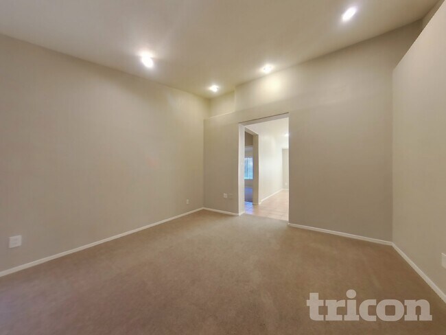 Building Photo - 1411 W Villa Theresa Dr