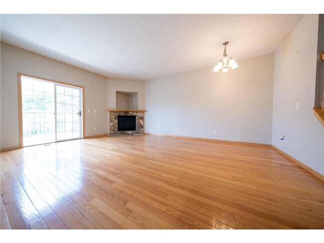 Building Photo - Spacious *3Bed*2Bath townhome Cottage Grov...
