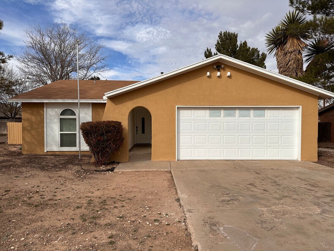 Primary Photo - Beautiful fully furnished home with many l...