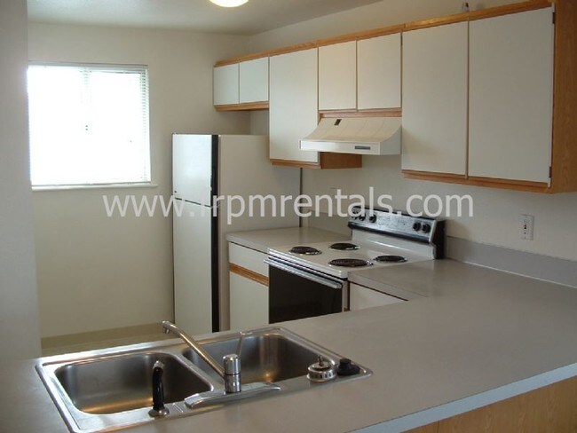Building Photo - 2 Bed/1 Bath Upper Level w/Garage