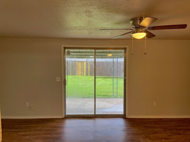 Building Photo - Wood Floors, Covered Patio, PUTNAM CITY SC...
