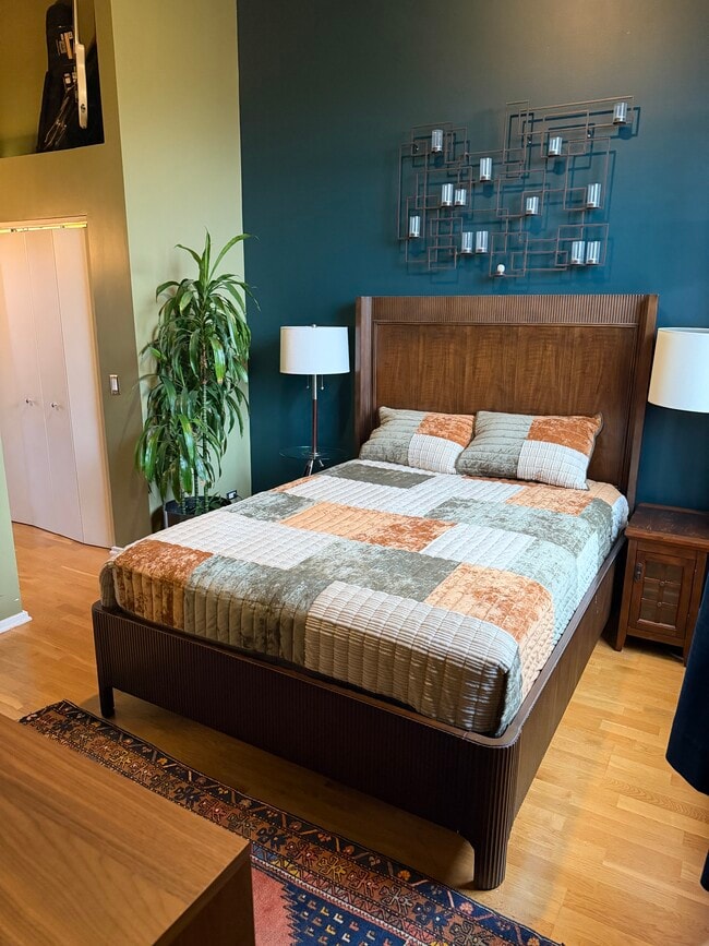 Queen Master Bedroom - 1061 W 16th St