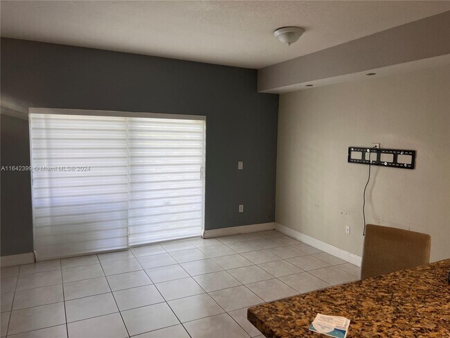 Foto del edificio - 8960 W Flagler St