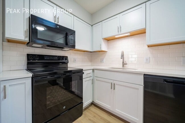 Building Photo - Available in October!! Newly Renovated 1 B...