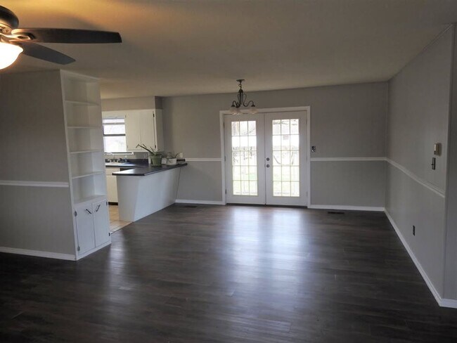Building Photo - Move-in Ready!  3-Bed, 2-Bath Farmington Home.  Fenced-in backyard + 2x Car Garage