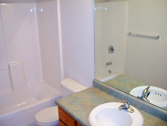Foto del edificio - GET TWO WEEKS RENT FREE!