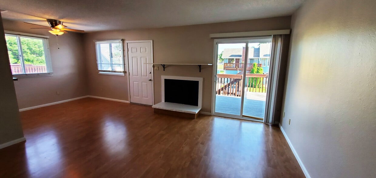 Wood burning fireplace! - 331 Sundance Cir N