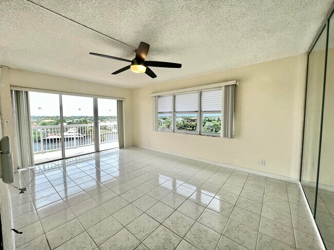 Building Photo - 1069 Hillsboro Mile