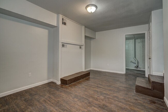 Foto del edificio - 4 bedroom 2 bath!