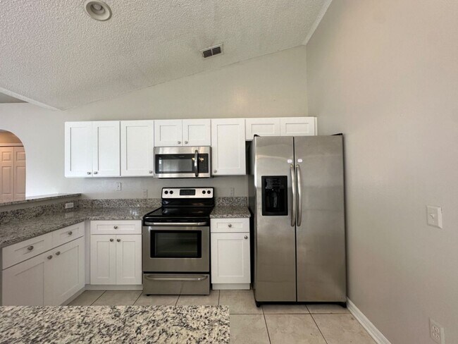 Foto del edificio - Huge Three Bedroom Poinciana Home