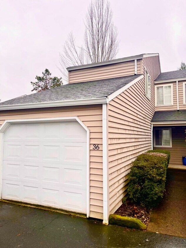 Primary Photo - Beautiful Three Bedroom Townhome