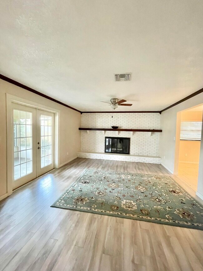 Foto del edificio - 3025 Briarwood Ln