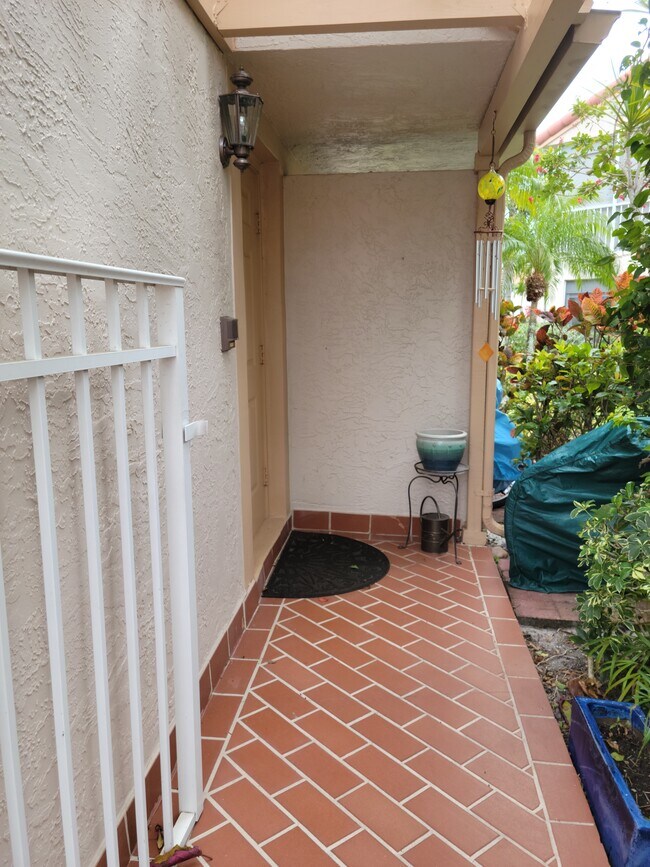 Corridor to the entrance - 14372 Emerald Lake Dr